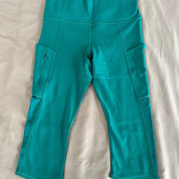 Athleta Capri Leggings with 4 Pockets! - Picture 3 of 3